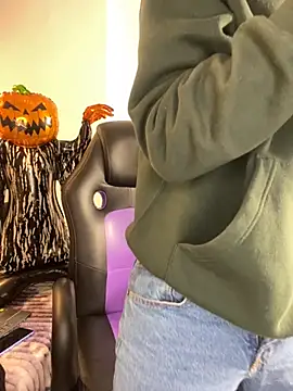 AdrianRinaldi online show from November 1, 2025, 8:14 pm