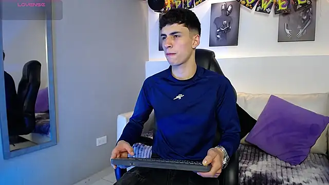 AdrianRinaldi online show from October 13, 2025, 8:32 pm