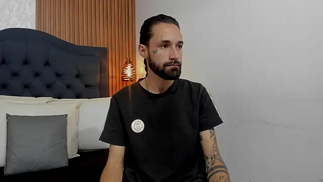 Snapshot of Hisoka_011 chatting on April 10, 2026, 7:43 pm Hisoka 011 online show from April 10, 2026, 7:43 pm