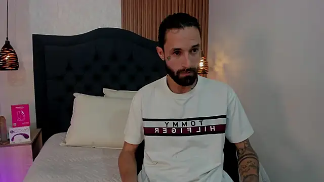 Snapshot of Hisoka_011 chatting on April 9, 2026, 7:20 pm Hisoka 011 online show from April 9, 2026, 7:20 pm