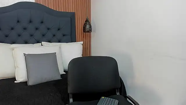 Snapshot of Hisoka_011 chatting on April 11, 2026, 8:01 pm Hisoka 011 online show from April 11, 2026, 8:01 pm