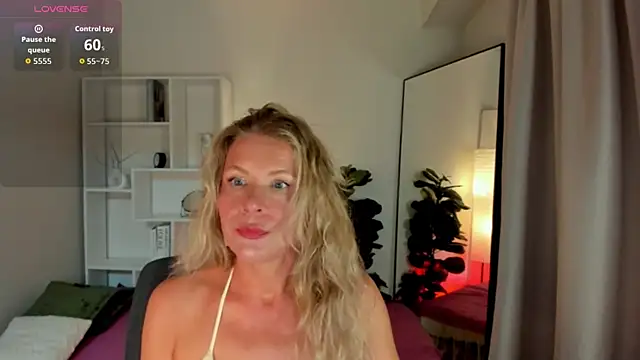 Julia Giulia online show from July 9, 2026, 8:30 pm