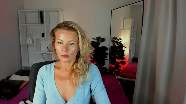 Julia Giulia online show from July 2, 2026, 8:37 pm