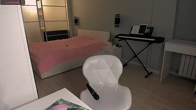 LolaVexx online show from November 28, 2025, 3:45 pm