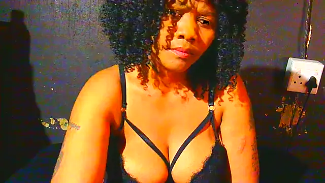 Snapshot of Augustine-Blooomxx chatting on November 14, 2025, 5:33 am Augustine-Blooomxx online show from November 14, 2025, 5:33 am