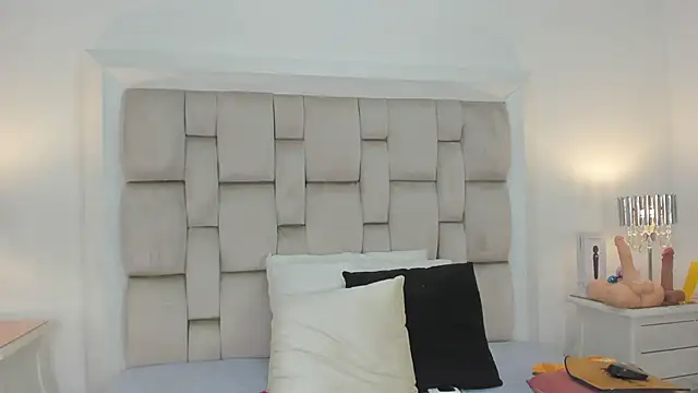 frehia dimou online show from December 19, 2025, 11:34 am