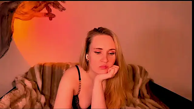 KiraBerht online show from April 15, 2026, 9:26 pm