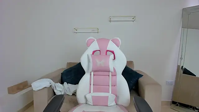 april smiith online show from November 14, 2025, 12:09 pm