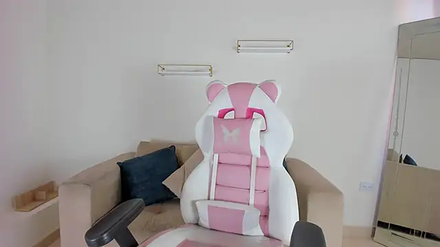 april smiith online show from October 9, 2025, 12:17 pm