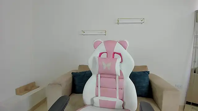 april smiith online show from November 5, 2025, 12:19 pm