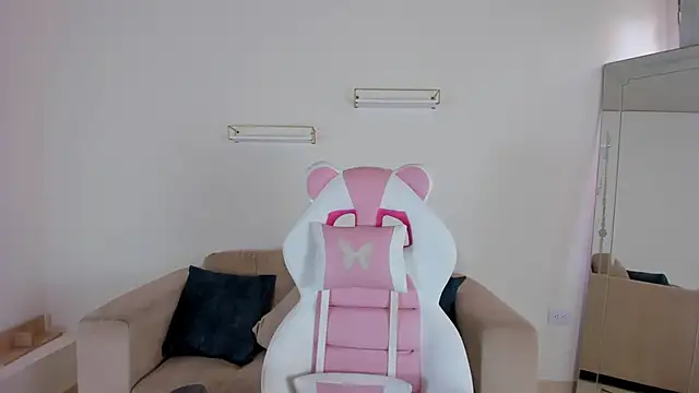 april smiith online show from September 25, 2025, 12:22 pm