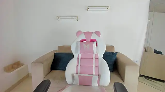 april smiith online show from October 3, 2025, 12:17 pm