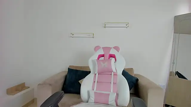 april smiith online show from December 2, 2025, 12:18 pm