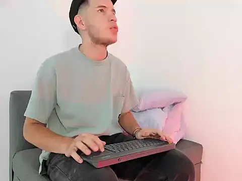 Snapshot of lara_and_danny chatting on October 26, 2025, 7:25 pm lara and danny online show from October 26, 2025, 7:25 pm