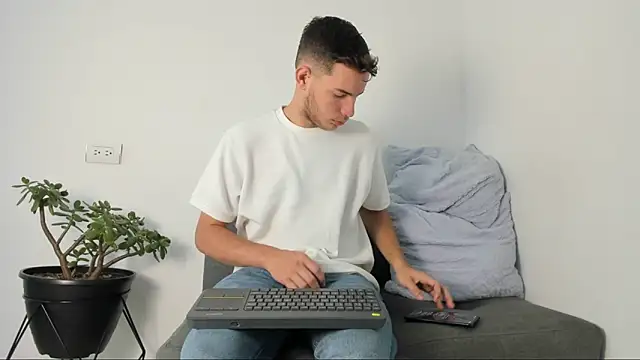 Snapshot of lara_and_danny chatting on October 31, 2025, 2:02 pm lara and danny online show from October 31, 2025, 2:02 pm