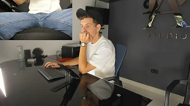 Snapshot of lara_and_danny chatting on September 27, 2025, 3:18 pm lara and danny online show from September 27, 2025, 3:18 pm