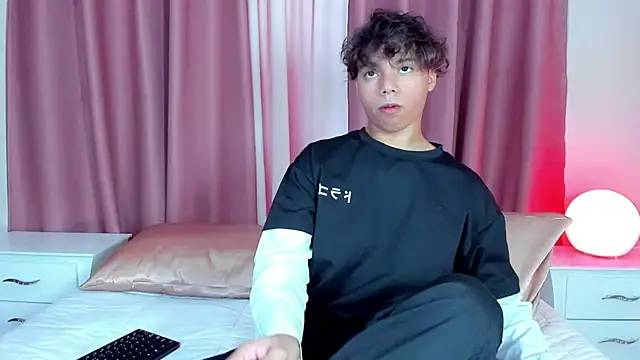 Snapshot of Honeymoon_sariel chatting on March 15, 2026, 1:29 pm Honeymoon sariel online show from March 15, 2026, 1:29 pm