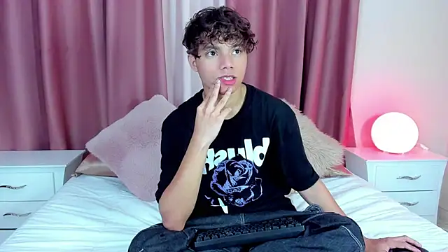 Snapshot of Honeymoon_sariel chatting on March 18, 2026, 1:02 pm Honeymoon sariel online show from March 18, 2026, 1:02 pm