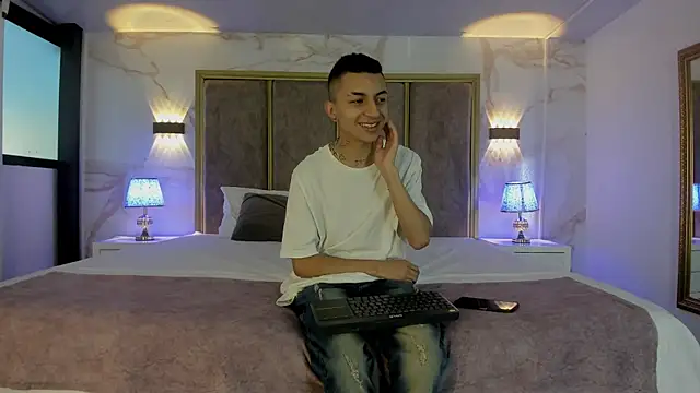 NickandAbby  online show from September 9, 2025, 11:41 am