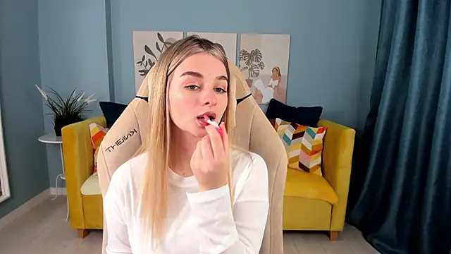 SweetyLicky online show from October 19, 2025, 4:10 pm