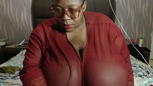 Snapshot of BoobsQueen46K chatting on November 27, 2025, 7:47 pm BoobsQueen46K online show from November 27, 2025, 7:47 pm