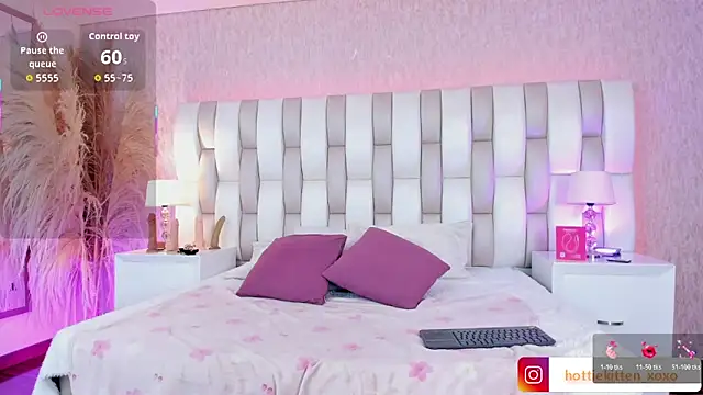 Viollet xoxo online show from February 17, 2026, 8:06 pm