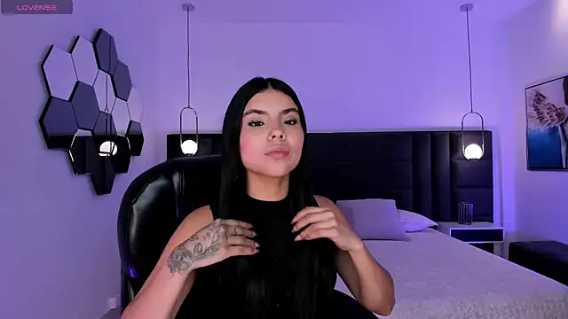 MiaLaurence online show from May 30, 2026, 7:08 pm