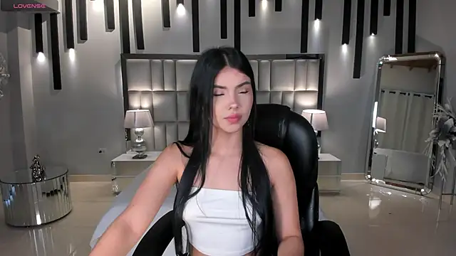 MiaLaurence online show from May 24, 2026, 11:43 am