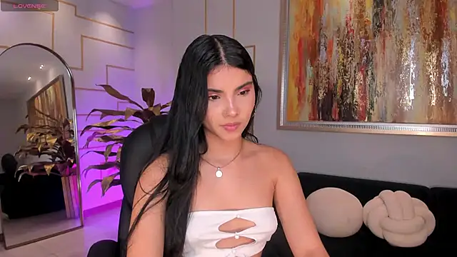 MiaLaurence online show from November 4, 2025, 7:28 pm