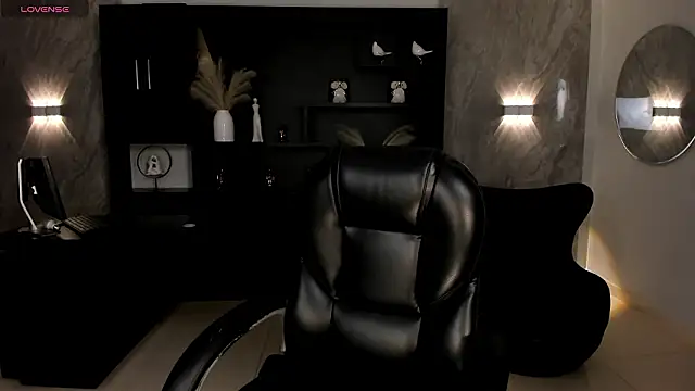 MiaLaurence online show from March 29, 2026, 11:45 am