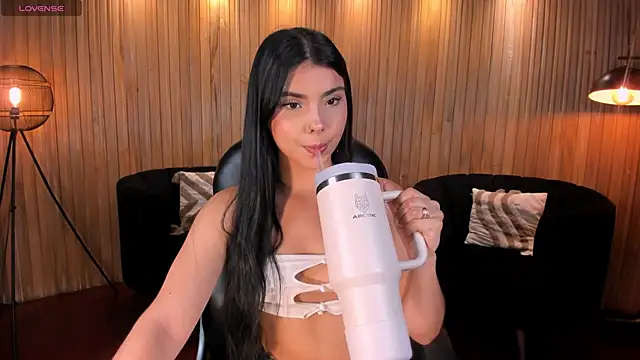 MiaLaurence online show from May 1, 2026, 6:46 pm