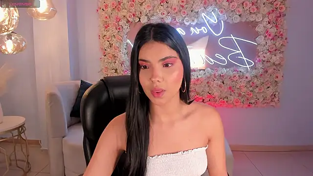 MiaLaurence online show from October 5, 2025, 5:03 pm