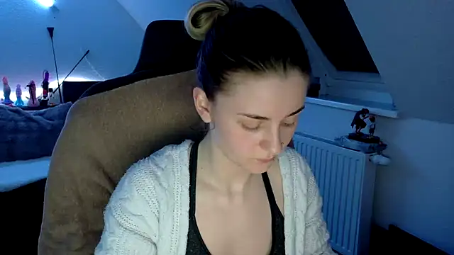 Snapshot of Melly4You chatting on April 26, 2026, 9:23 pm Melly4You online show from April 26, 2026, 9:23 pm