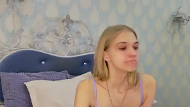 4example Chloe online show from November 19, 2025, 10:48 am