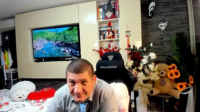SpartacusDaddy48 online show from May 18, 2026, 7:18 pm