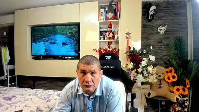 SpartacusDaddy48 online show from May 8, 2026, 7:06 pm