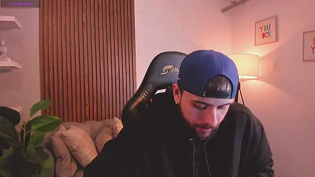 Snapshot of Maximo_Wolff chatting on April 13, 2026, 1:09 am Maximo Wolff online show from April 13, 2026, 1:09 am