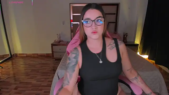 lunaarose online show from December 19, 2025, 2:26 am