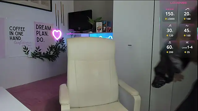 LiaWoow online show from October 14, 2025, 2:07 pm