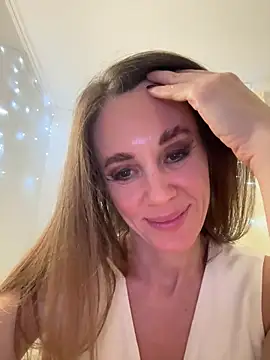 LucieMack online show from October 30, 2025, 6:27 pm