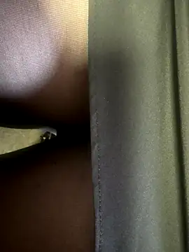 Snapshot of HiddenHoneyLDN chatting on November 13, 2025, 11:58 am HiddenHoneyLDN online show from November 13, 2025, 11:58 am