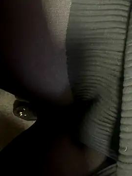 Snapshot of HiddenHoneyLDN chatting on November 4, 2025, 2:32 pm HiddenHoneyLDN online show from November 4, 2025, 2:32 pm