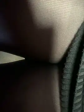 Snapshot of HiddenHoneyLDN chatting on December 3, 2025, 9:31 am HiddenHoneyLDN online show from December 3, 2025, 9:31 am