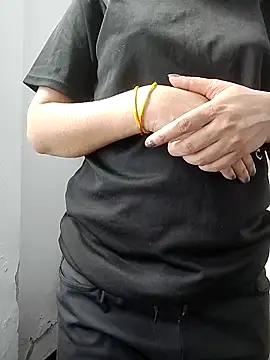 Snapshot of Ruhi_07 chatting on April 8, 2026, 4:14 am Ruhi 07 online show from April 8, 2026, 4:14 am