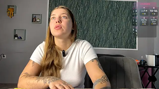 Snapshot of VelvetMiley chatting on August 9, 2026, 3:23 am VelvetMiley online show from August 9, 2026, 3:23 am