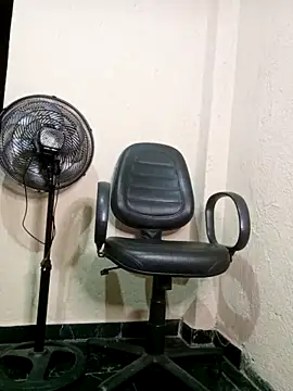 indiazinhabella27 online show from October 1, 2025, 4:39 am