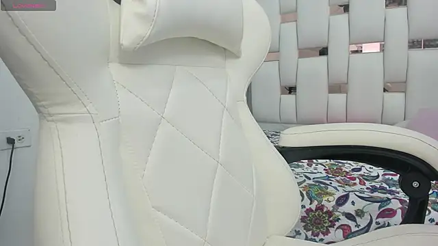Snapshot of Katalina_red chatting on September 18, 2025, 7:39 pm Katalina red online show from September 18, 2025, 7:39 pm