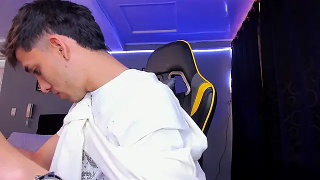 Snapshot of alexgiraldo__ chatting on November 29, 2025, 1:33 pm alexgiraldo online show from November 29, 2025, 1:33 pm