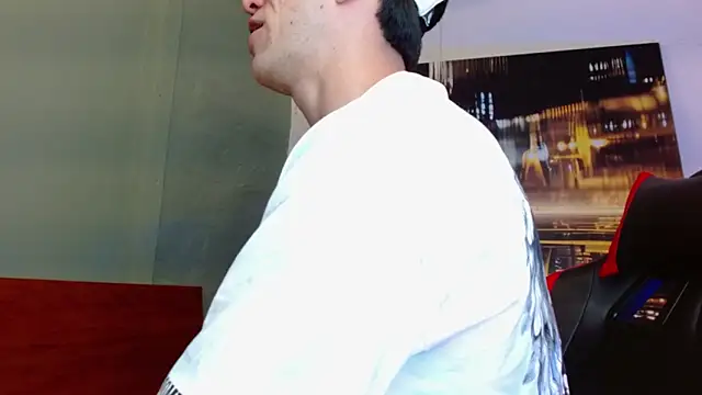 Snapshot of alexgiraldo__ chatting on June 10, 2026, 12:56 am alexgiraldo online show from June 10, 2026, 12:56 am