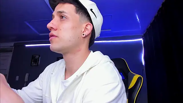 Snapshot of alexgiraldo__ chatting on November 6, 2025, 12:09 pm alexgiraldo online show from November 6, 2025, 12:09 pm